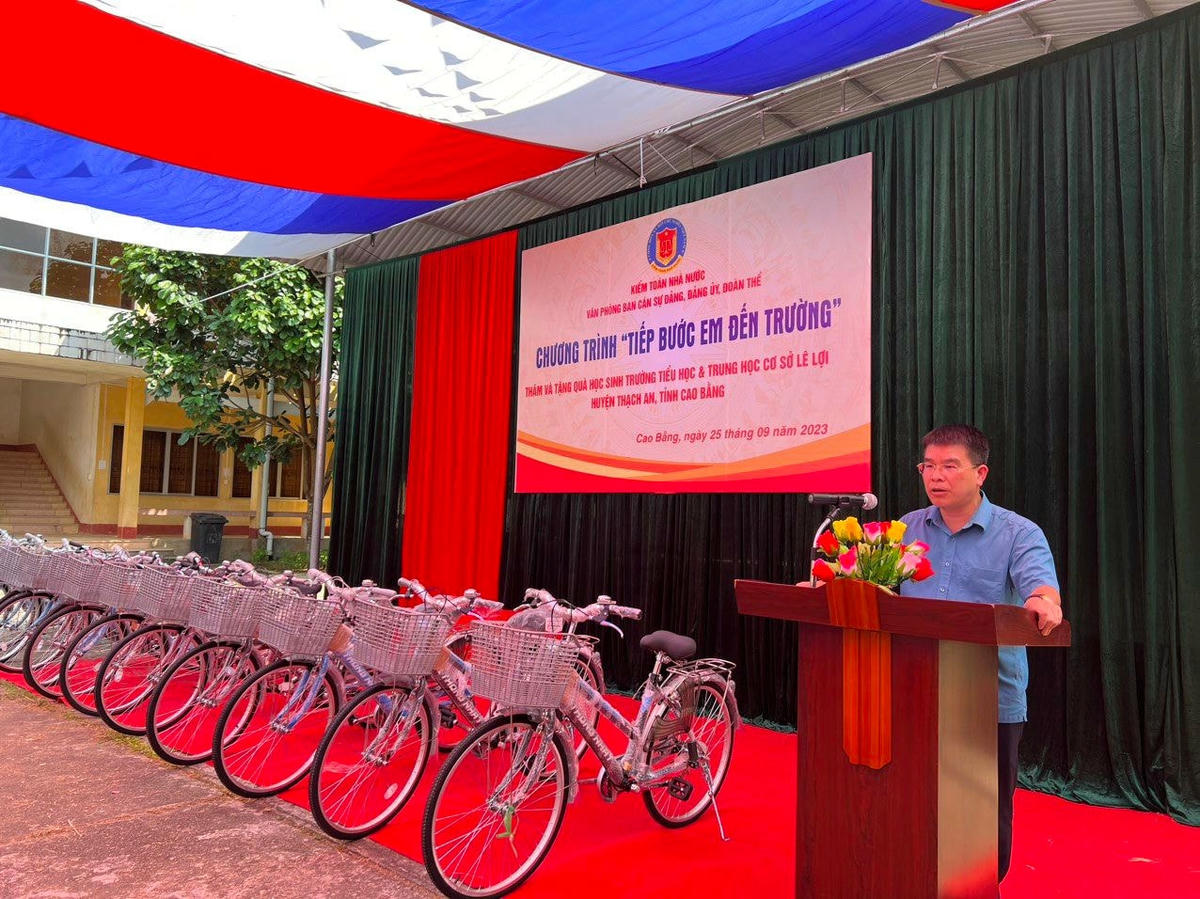 Phó Bí thư Huyện ủy, Chủ tịch Ủy ban nhân dân huyện Thạch An phát biểu tại buổi trao quà. Ảnh: TRẦN HUYỀN