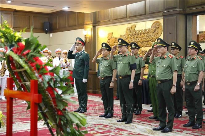 Đoàn đại biểu Đảng ủy Công an Trung ương - Bộ Công an viếng Phó Thủ tướng Lê Văn Thành. An Đăng/TTXVN.