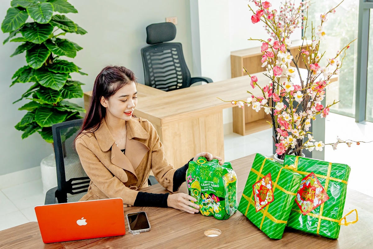 Họ tìm đến với các thức uống có nguồn gốc tự nhiên như Trà Xanh Không Độ để giải tỏa những căng thẳng, mệt mỏi cuối năm.