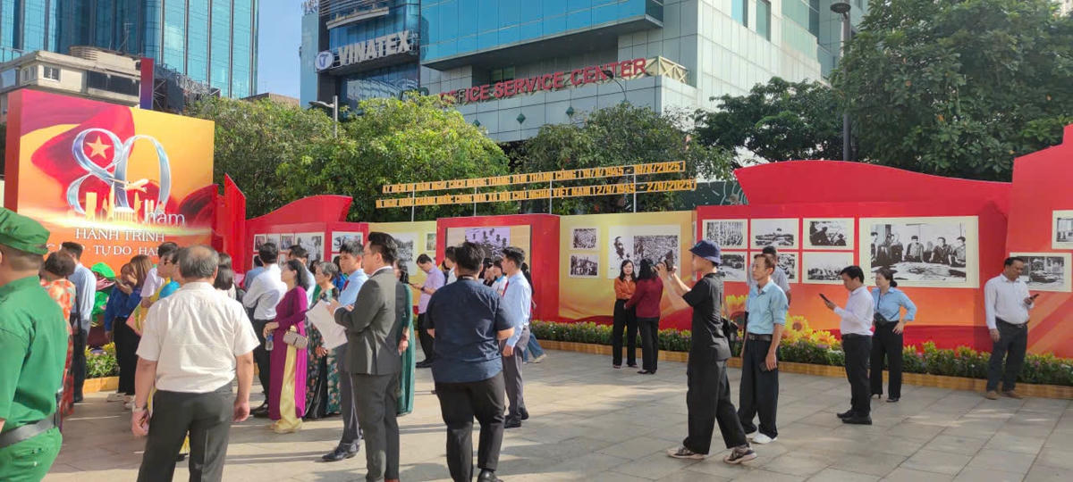 A4 nguoi dan toi tham trien lam nhan ky nghi le