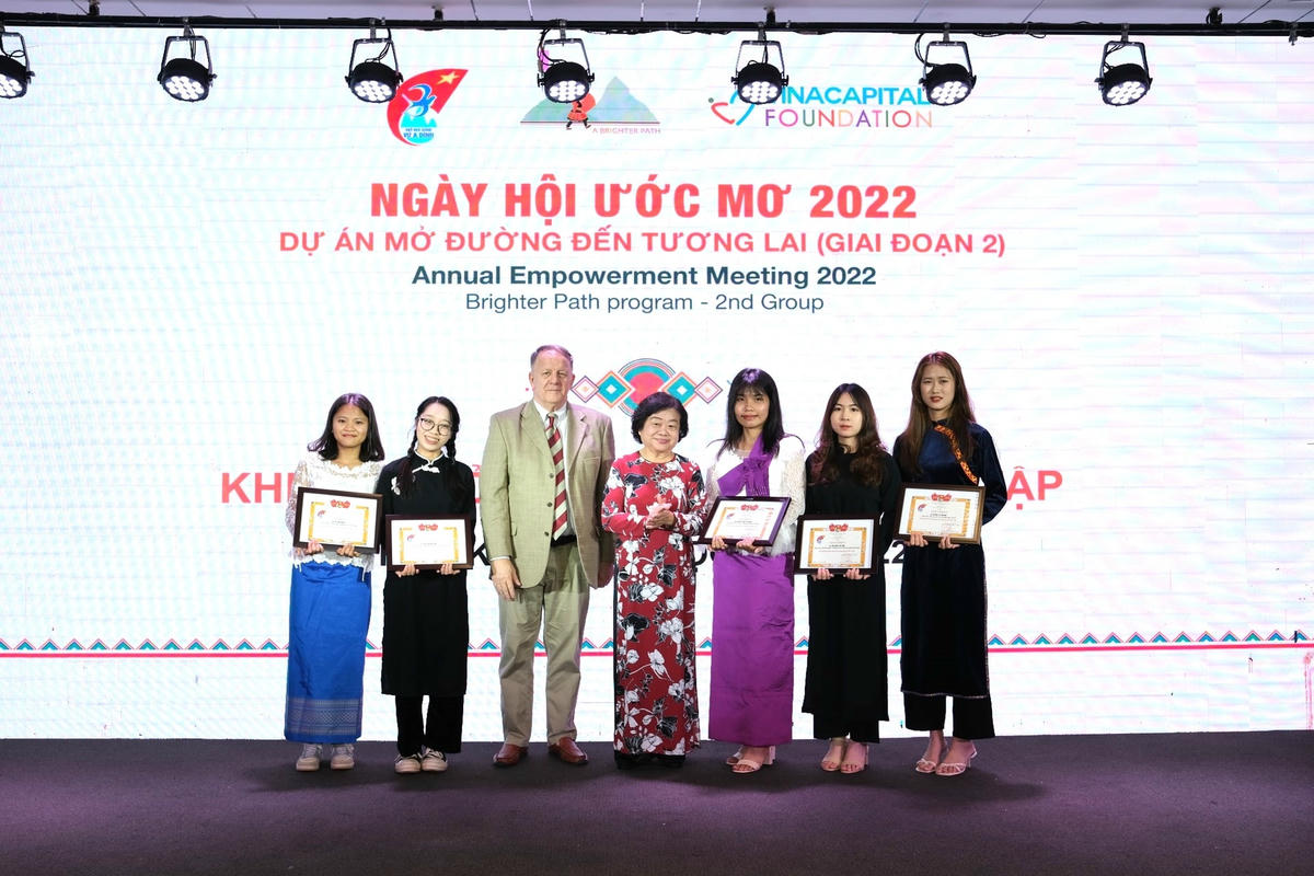 Các bạn nữ sinh dân tộc thiểu số giai đoạn 1 và 2-1