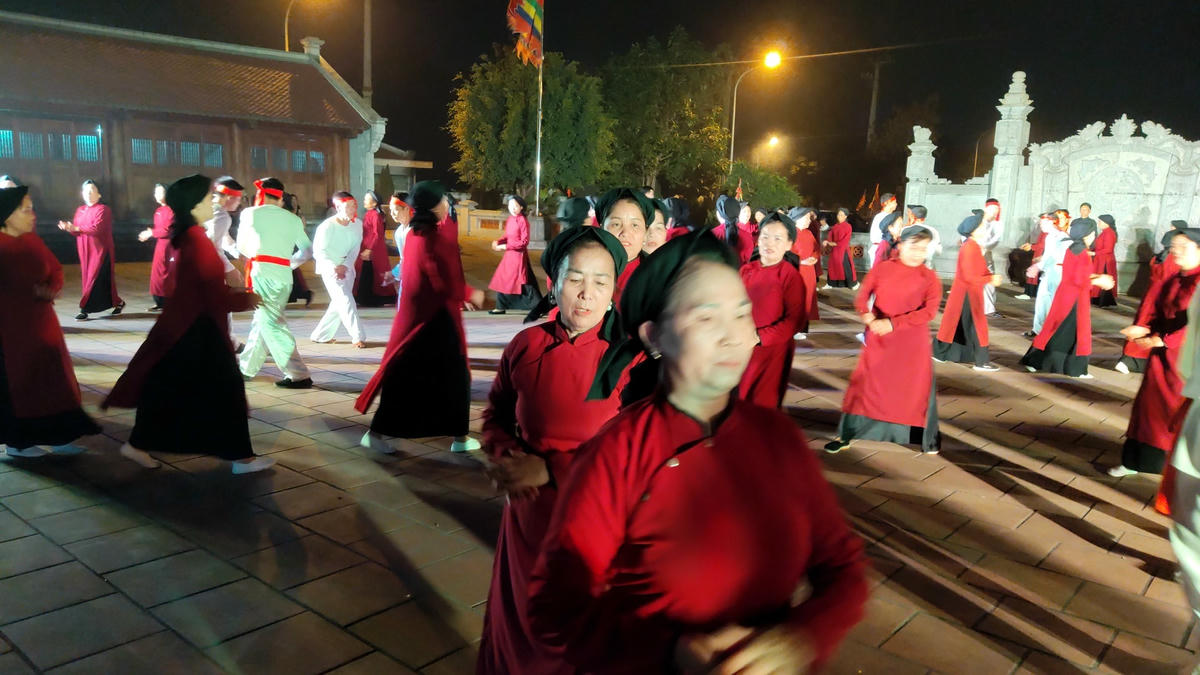 Do có người chuyên, có người không chuyên nên mọi người thường tận dụng buổi tối để tập luyện. Những thành viên mới, sau buổi tập, đêm về còn tự luyện giọng hát, điệu múa và cách vào nhịp trống, nhịp phách.