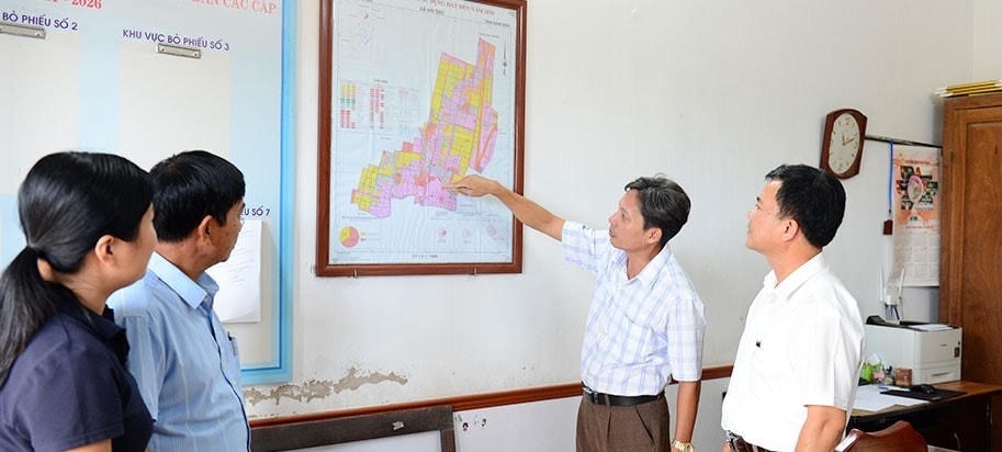 Công tác bố trí lại cán bộ dôi dư sau sắp xếp ĐVHC, giải quyết các chế độ chính sách được tỉnh Nam Định thực hiện theo các quy định, trên cơ sở đảm bảo sự ổn định, đoàn kết trong nội bộ, quyền, lợi ích chính đáng của cán bộ, công chức và yêu cầu thực hiện các nhiệm vụ chính trị, nhiệm vụ chuyên môn.