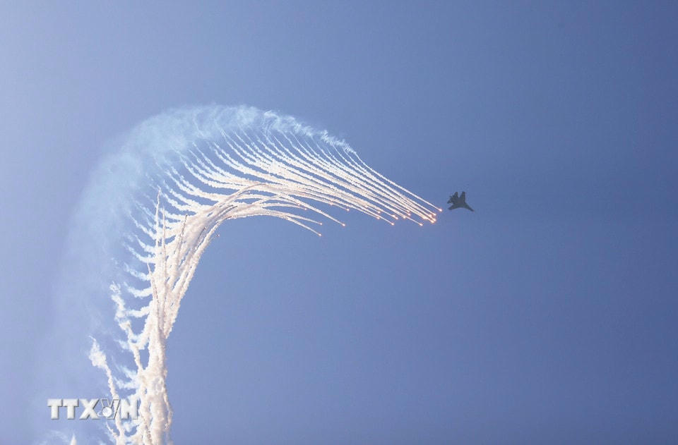 Màn trình diễn phun bẫy nhiệt của máy bay tiêm kích Su-30MK2 trên bầu trời Thành phố Hồ Chí Minh. (Ảnh: Hồng Giang/TTXVN)