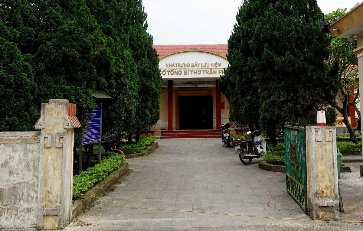 Nhà trưng bày lưu niệm được xây dựng vào năm 1998, là nơi lưu giữ, giới thiệu hàng trăm hiện vật, kỷ vật, tài liệu, hình ảnh gắn liền với thân thế, sự nghiệp của cố Tổng Bí thư Trần Phú. Ảnh: Cẩm Kỳ