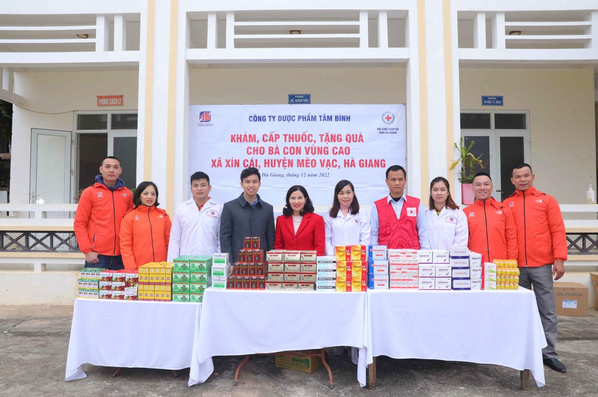 Tâm Bình tổ chức thăm khám, tư vấn và phát thuốc miễn phí cho người dân xã Xín Cái.