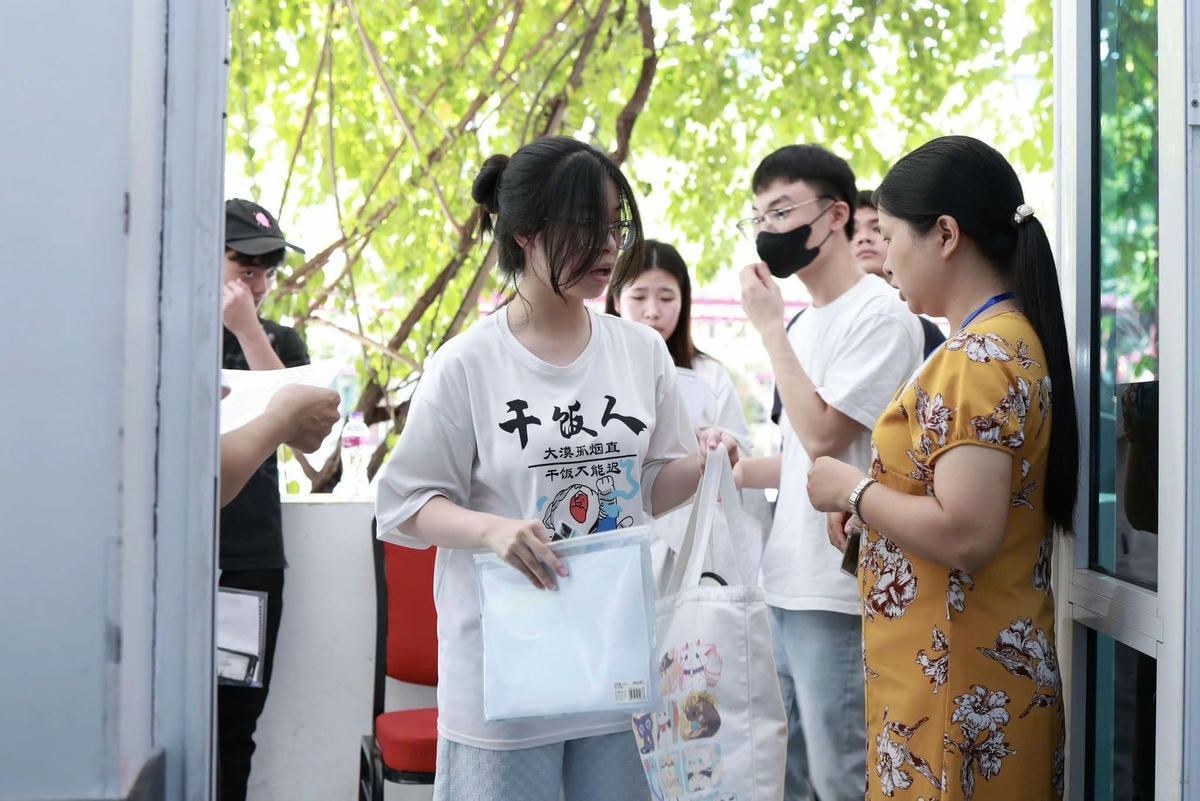 Trong buổi chiều ngày 25/6, các thí sinh đến điểm thi để nghe quy chế, và kiểm tra lại thông tin trước ngày thi. Ảnh: T.V.