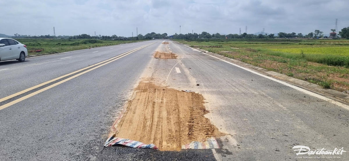 Anh Nguyễn Văn Long, người dân xã Đặng Sơn, cho biết: Hằng ngày đi qua tuyến đường này, dù được xây dựng mới hoàn toàn nhưng chất lượng công trình khiến người dân phải đặt dấu hỏi lớn. Bởi chỉ sau một thời gian ngắn đưa vào sử dụng, tuyến đường đã xuất hiện tình trạng bong tróc, sụt lún. “Khoảng 3 tháng nay, để hạn chế sụt lún nghiêm trọng hơn, đơn vị thi công đã lắp barie ở hai đầu tuyến, ngăn không cho xe ô tô tải trọng lớn đi vào. Đồng thời, tiến hành sửa chữa theo kiểu chắp vá”, anh Long nói