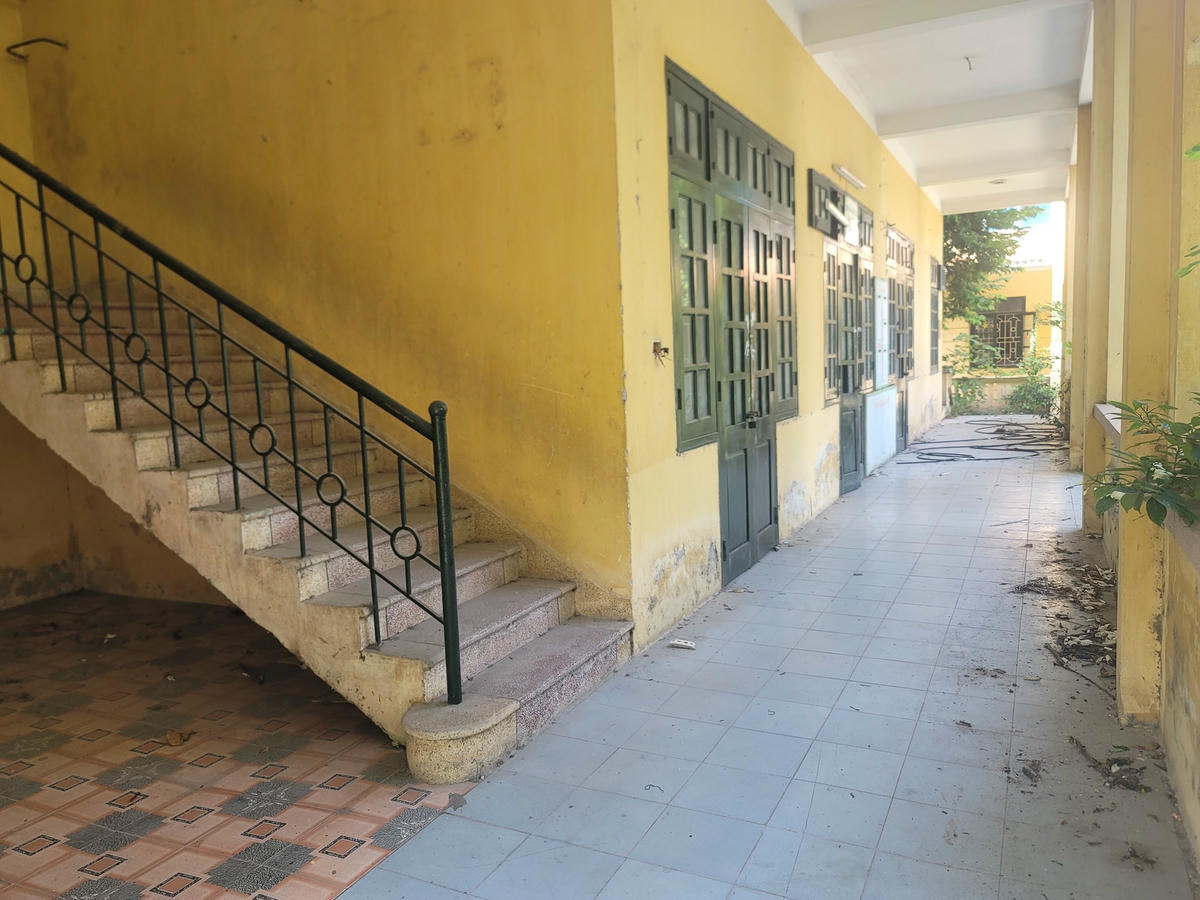 Theo anh Lê Ngọc (cư dân sống tại khu đô thị HH Linh Đàm, phường Hoàng Liệt) , phụ huynh phải tham gia bốc thăm để con có thể học trường công. Nhiều gia đình không bốc thăm được nên con em phải học trường tư rất tốn kém. “Người dân rất mong chính quyền vào cuộc cải tạo trường để con em có nơi học tập đồng thời tránh lãng phí” anh Ngọc cho biết.