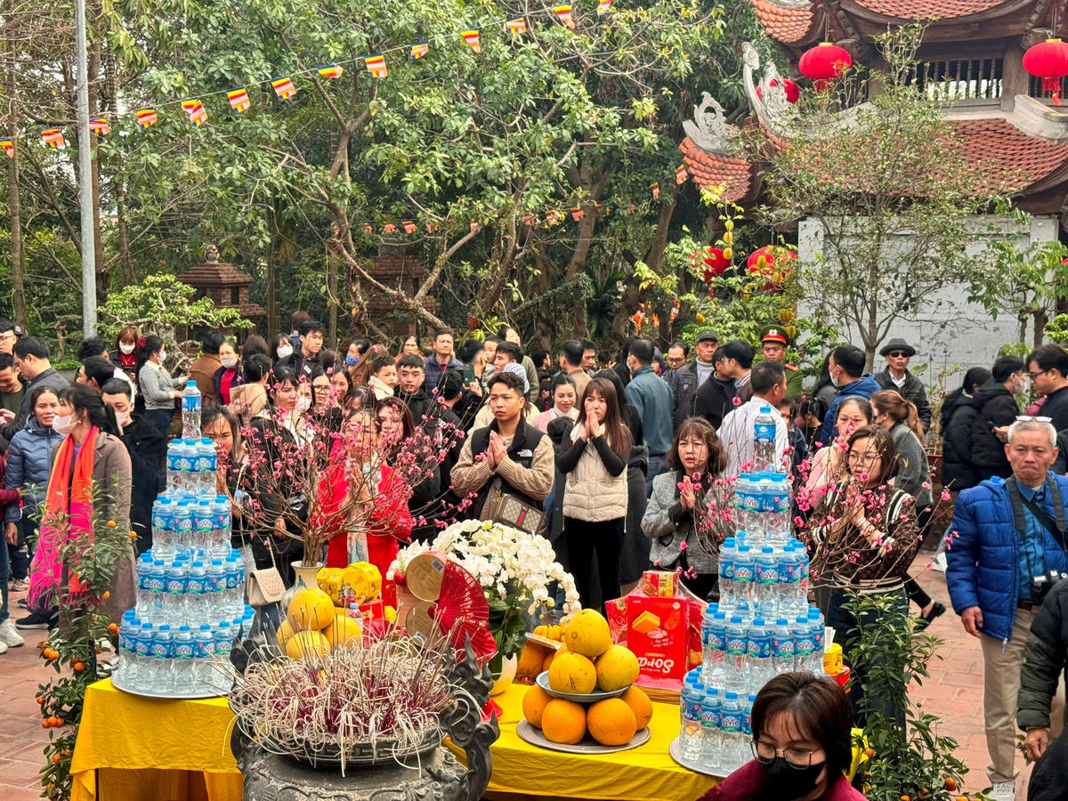 Du khách chen chân lễ bái, cầu may mắn, bình an trong năm mới.