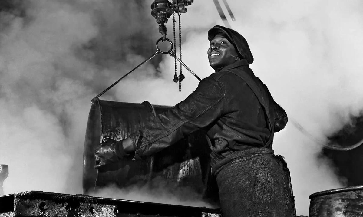 Phòng của thợ đóng thùng, nơi các thùng phuy và thùng chứa lớn được cải tạo lại. Ảnh: The Guardian.