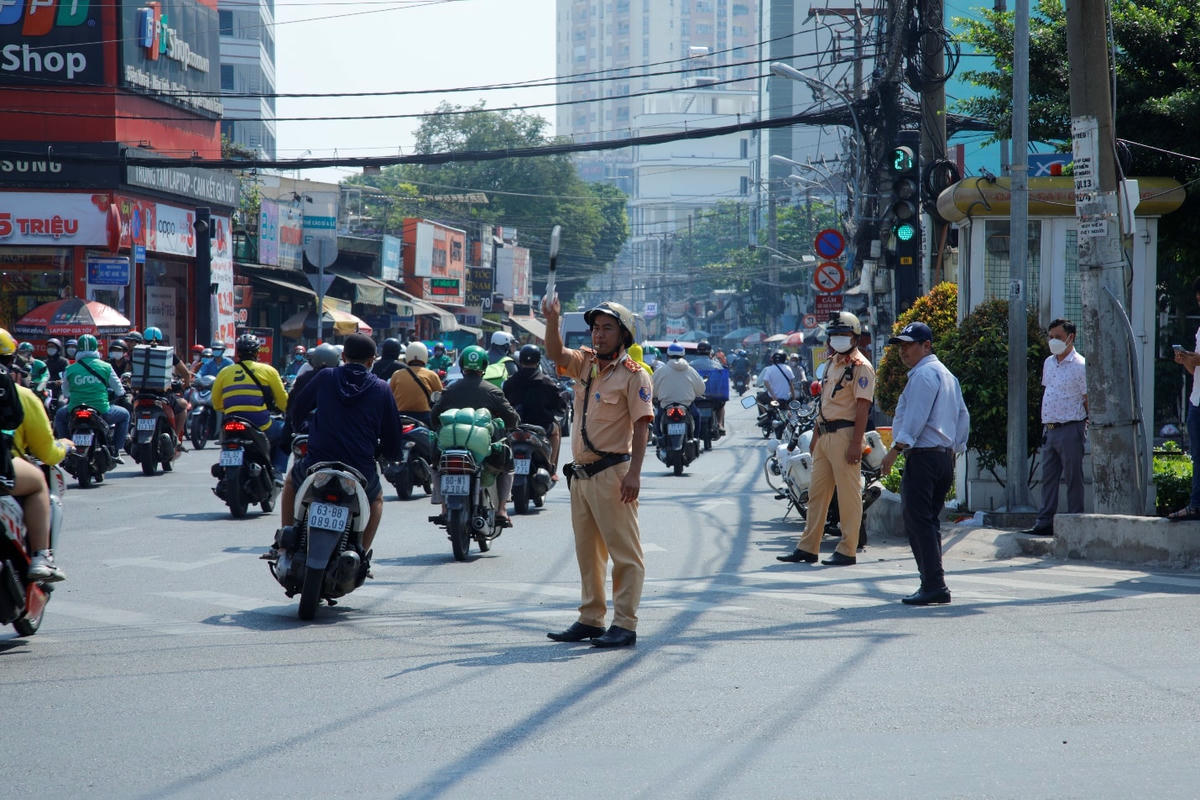 CSGT phân luồng, điều tiết giao thông tại chốt giao thông Hàng Xanh.