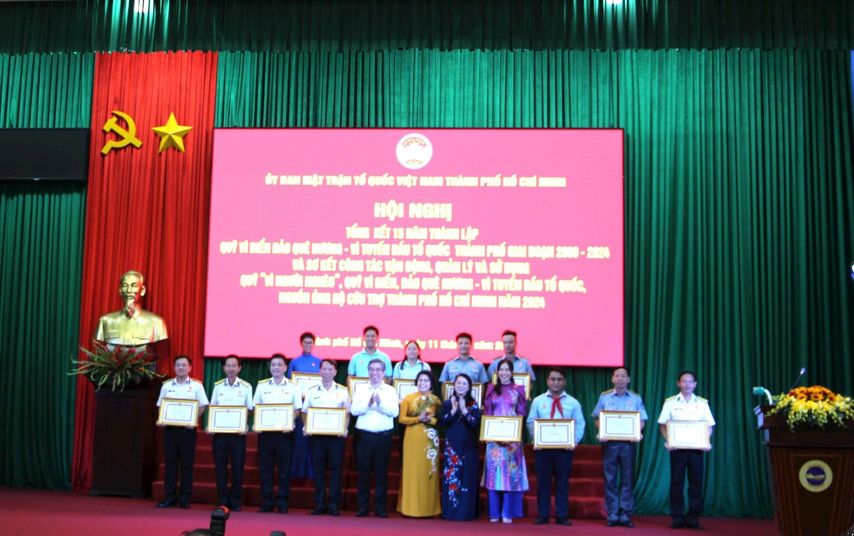 a Lộc , chị châu trao bằng khen