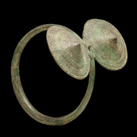 Vòng đồng Bản Chiềng có hình đôi nón.  