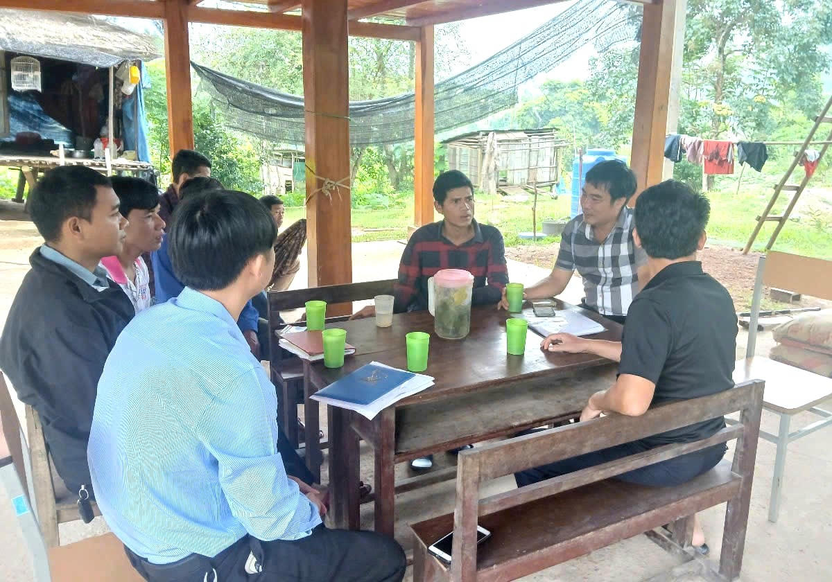 Cán bộ xã Thượng Trạch (Quảng Trị) đến nhà người dân thăm hỏi, trò chuyện, tuyên truyền về thực hiện nếp sống văn minh. Ảnh TC.