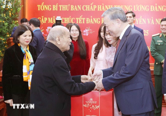 Tổng Bí thư Tô Lâm tặng quà các đại biểu. (Ảnh: Thống Nhất/TTXVN) ttxvn-tong-bi-thu-bac-ninh-7.jpg