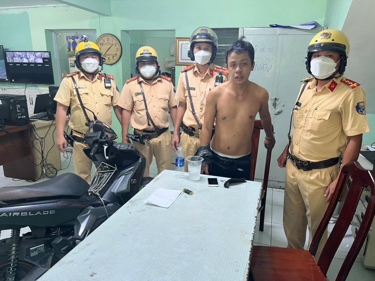 Cán bộ Đội CSGT Chợ Lớn bàn giao đối tượng và tang vật trộm cắp cho công an Phường 12 Quận 5 xử lý.