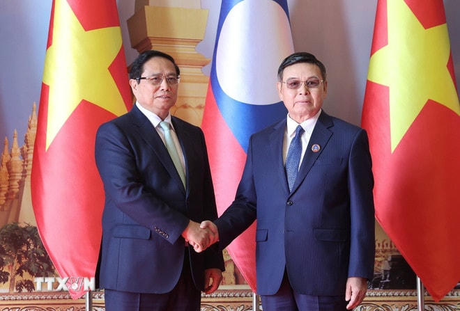 Thủ tướng Phạm Minh Chính hội kiến Chủ tịch Quốc hội Lào Saysomphone Phomvihane. (Ảnh: Dương Giang/TTXVN) ttxvn-thu-tuong-chu-tich-quoc-hoi-lao.jpg