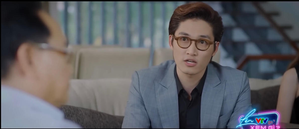 Duy chất vấn bố vì sao đuổi việc Vân Trang. Ảnh: CMH. 