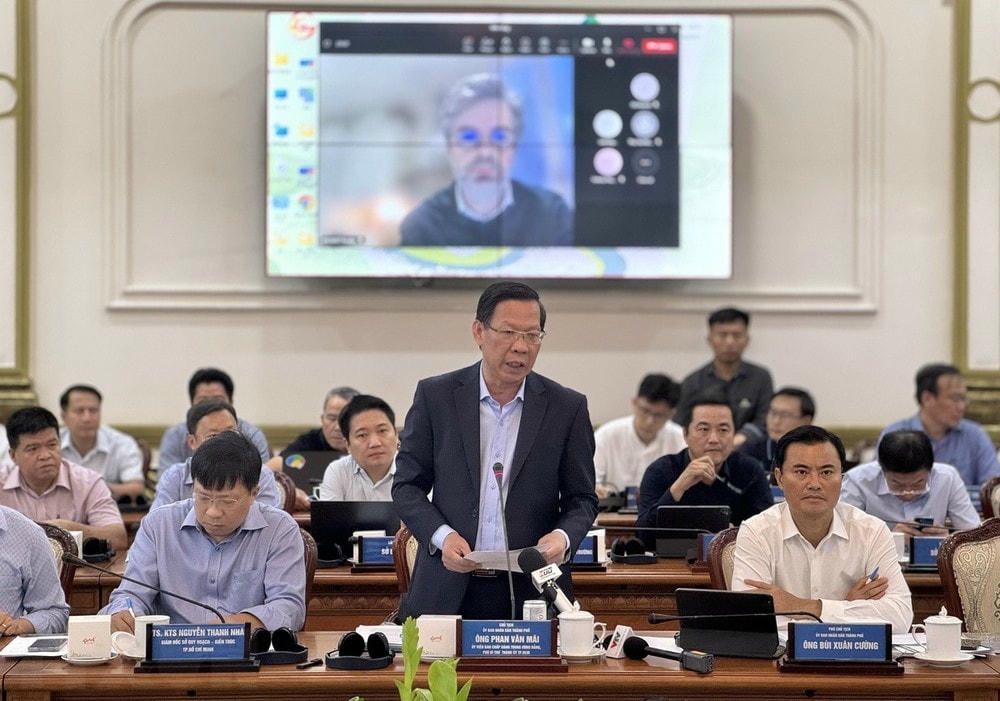 Chủ tịch UBND Thành phố Hồ Chí Minh Phan Văn Mãi phát biểu tại Hội thảo. (Ảnh: Tiến Lực/TTXVN) ttxvn_0203_song sai gon (2).jpg