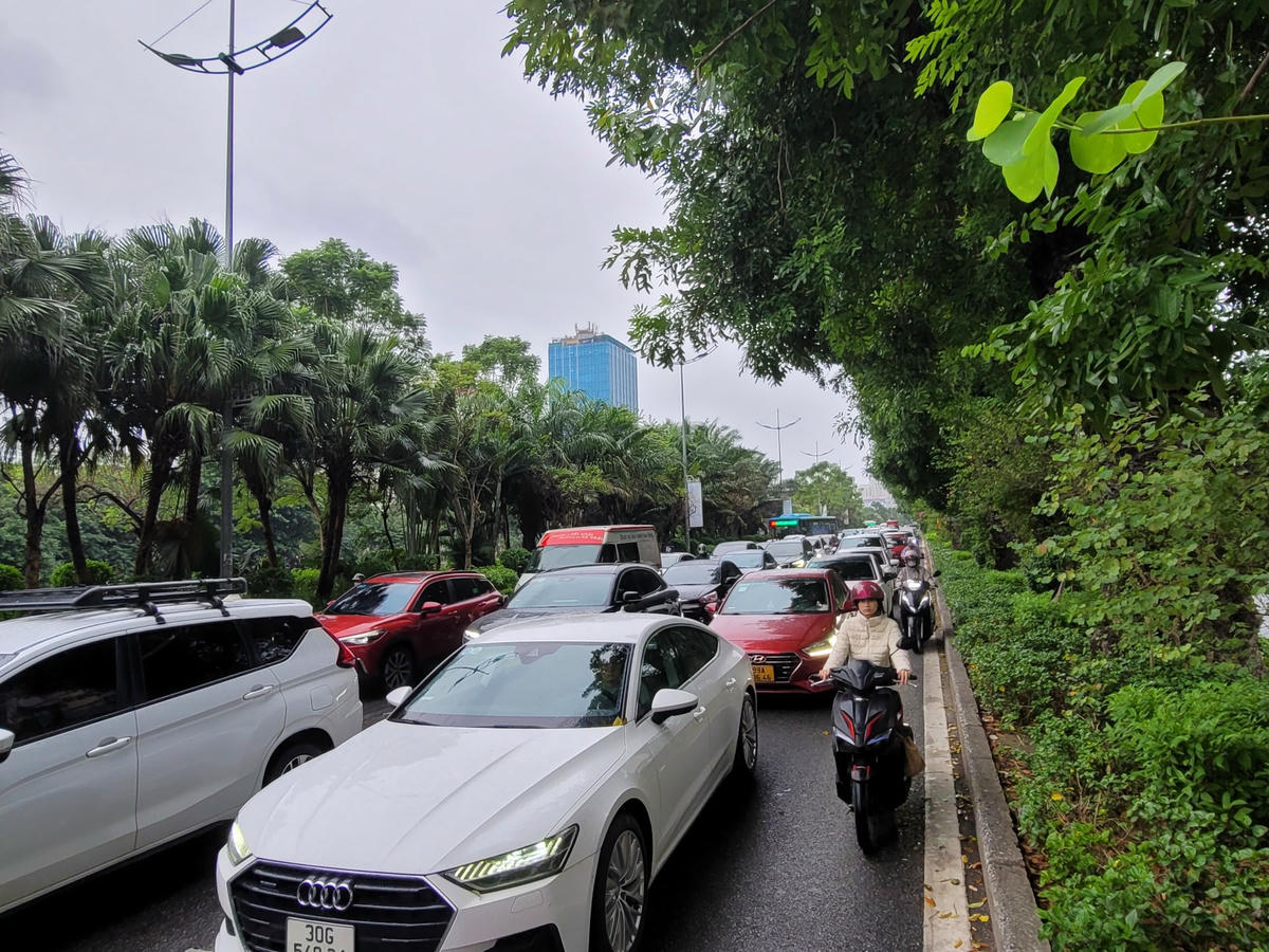 Đường Láng ( Đống Đa, Hà Nội) tình trạng ùn ứ kéo dài.