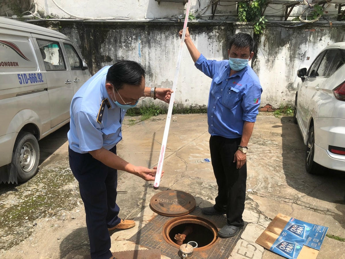 Lực lượng quản lý thị trường thành phố kiểm tra các cửa hàng xăng dầu ngày 11/10.