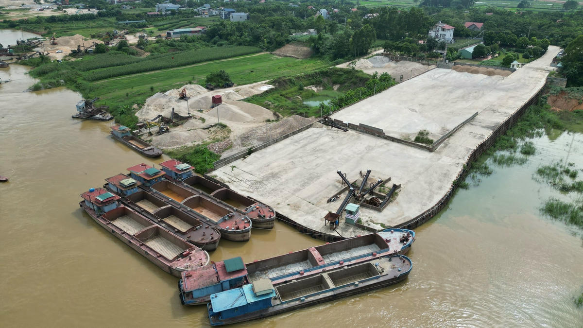 Bến bãi của Công ty cổ phần thương mại Quang Huy (trước là bến Hà Hoa) ở xã Tiên Du (huyện Phù Ninh) hết hạn từ ngày 6/7/2017, đến nay thủ tục vẫn chưa hoàn thiện nhưng theo ông Nguyễn Xuân Hà - Chủ tịch HĐQT, Giám đốc Công ty này thừa nhận bến bãi vẫn hoạt động bốc xếp.