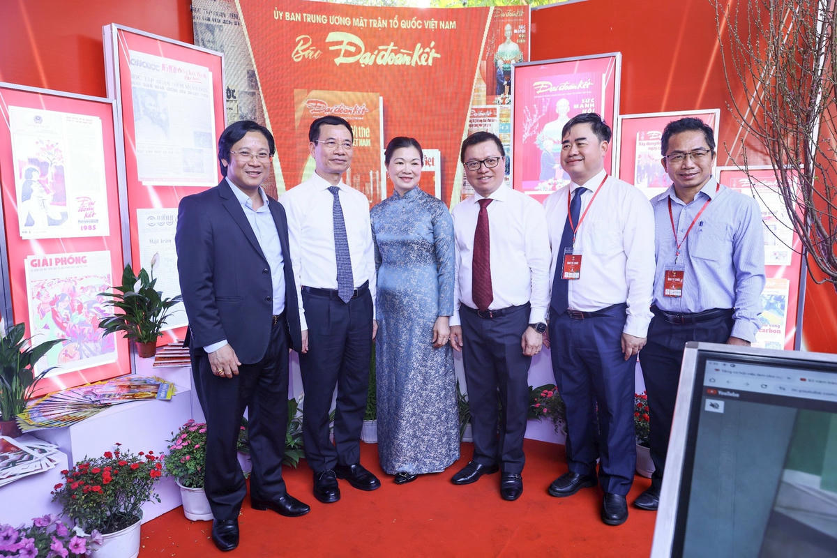 Các lãnh đạo Bộ Thông tin và Truyền thông, Hội Nhà báo Việt Nam và cơ quan ban ngành tham quan gian trưng bày báo Đại Đoàn Kết tại Hội Báo toàn quốc năm 2024. (Ảnh: Quang Vinh).