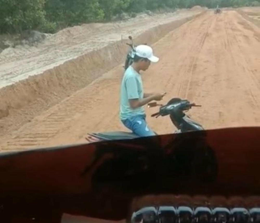 Lấy đất san lấp công trình tại nơi khác anh Hải bị Hồ Minh Phúc cầm dao chặn đường và đập vỡ kính chắn gió xe tải (Ảnh: chụp màn hình).