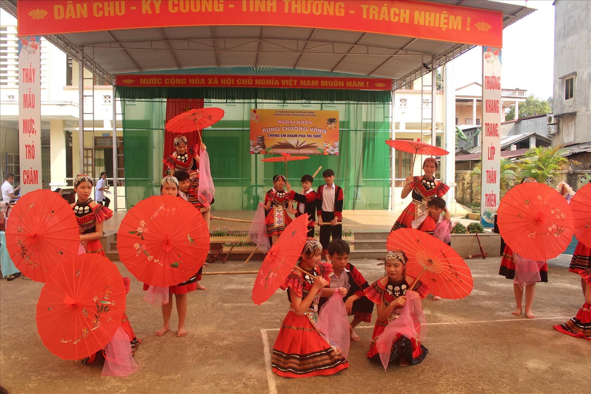 Tiết mục văn nghệ trong buổi ngoại khóa Rung chuông vàng - Chúng em khám phá tri thức năm học 2022 - 2023 tại Trường PTDT Nội trú THCS huyện Hà Quảng.