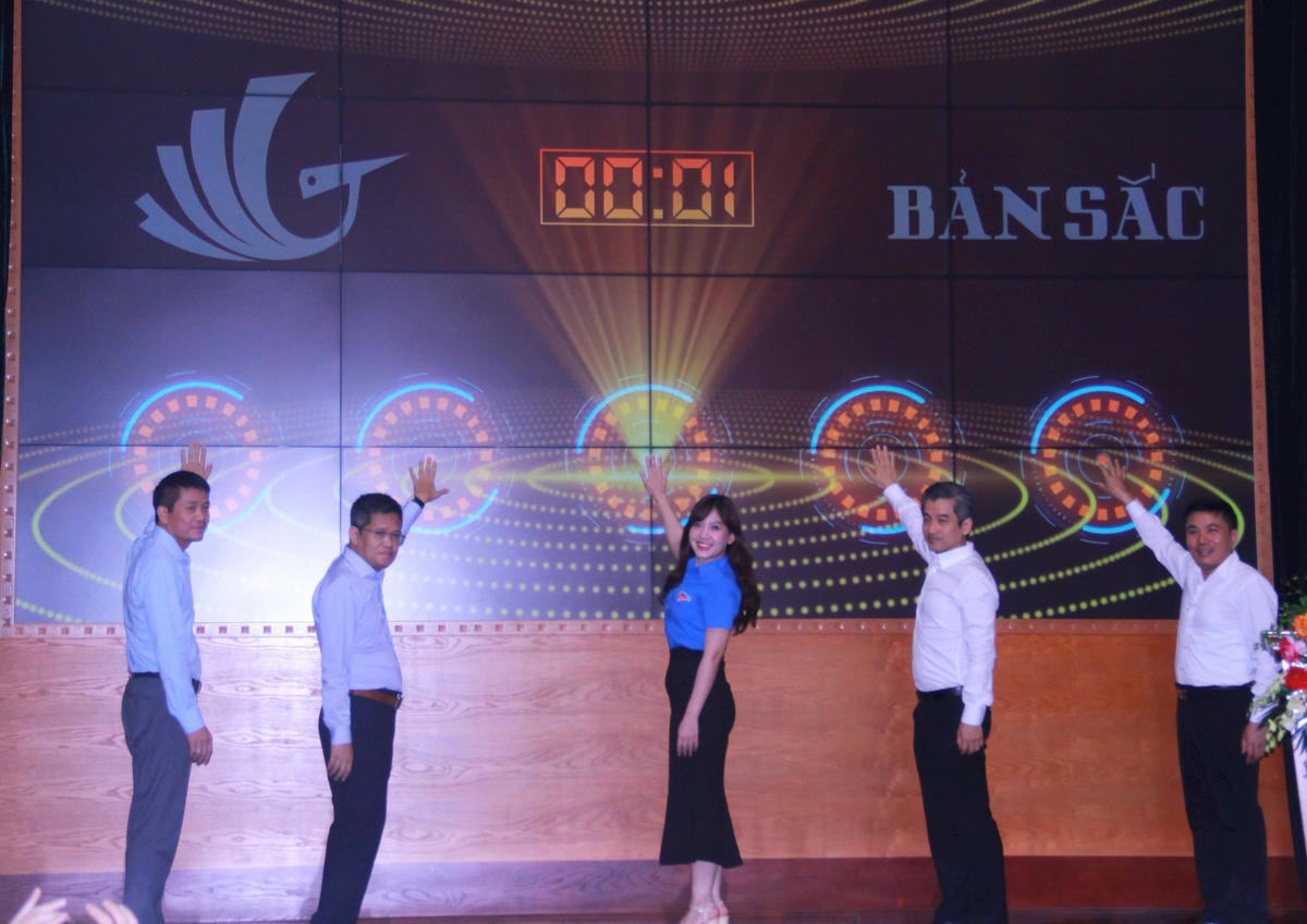 Các đại biểu nhấn nút phát động cuộc thi. Ảnh: Phạm Sỹ.