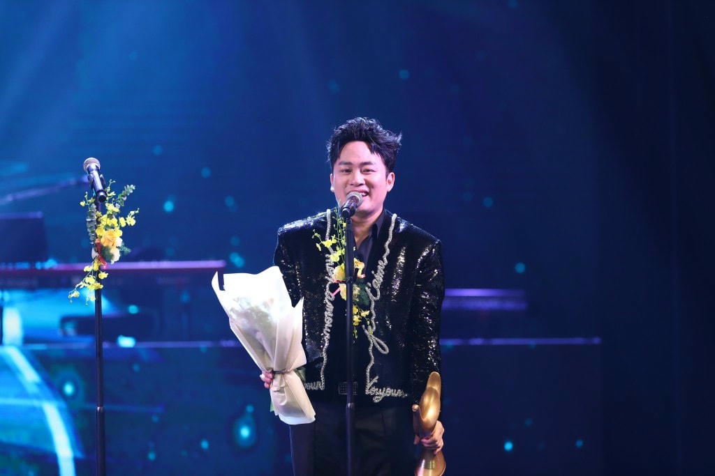 Tùng Dương tiếp tục được vinh danh tại Giải Cống hiến