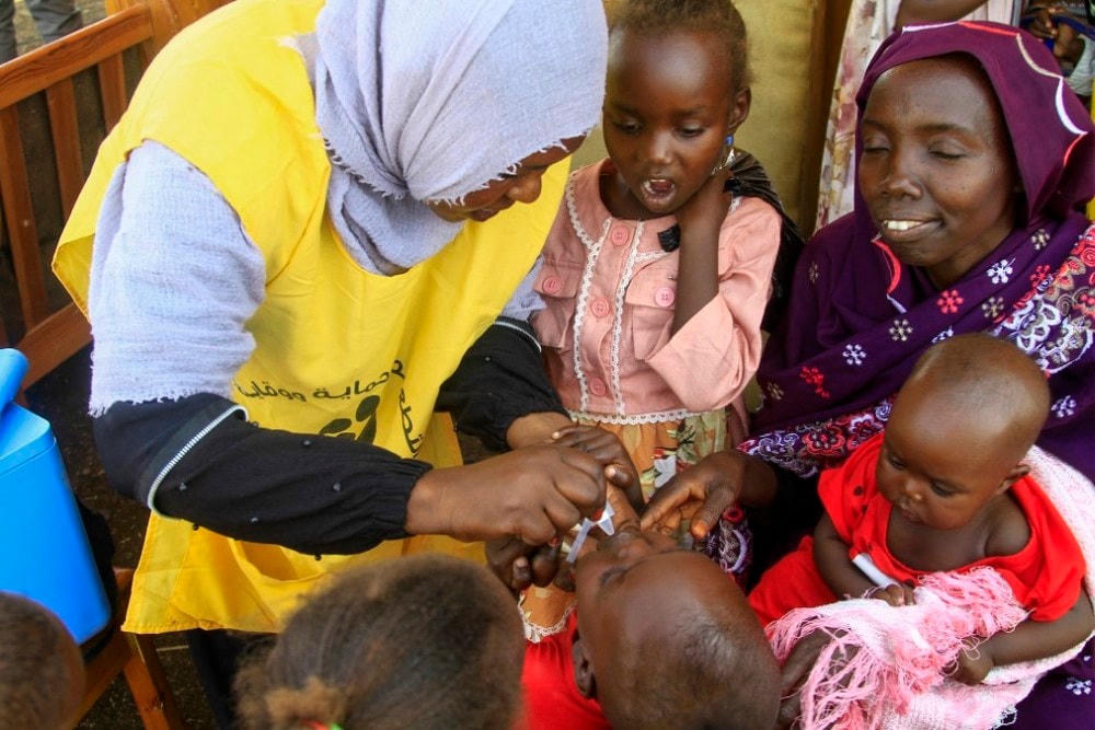 Chiến dịch tiêm vaccine phòng bệnh tả tại Gedaref (Sudan). (Ảnh: AFP/TTXVN) tiem chung cho tre em 2.jpg