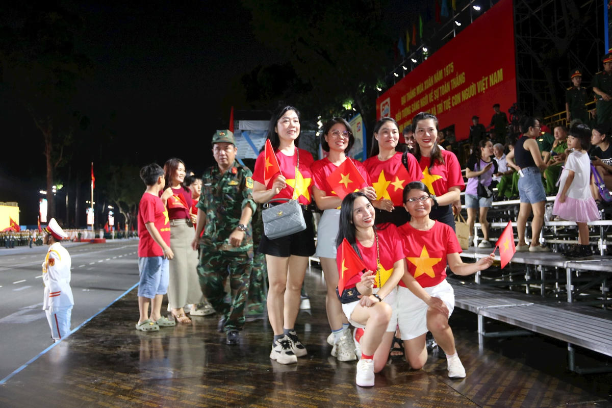 IMG_0148 - mặc áo màu cờ