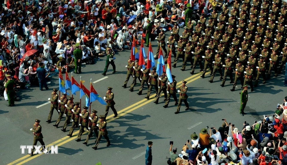 Khối Sỹ quan đại diện 5 cánh quân qua các cung đường thành phố Hồ Chí Minh. (Ảnh: TTXVN)