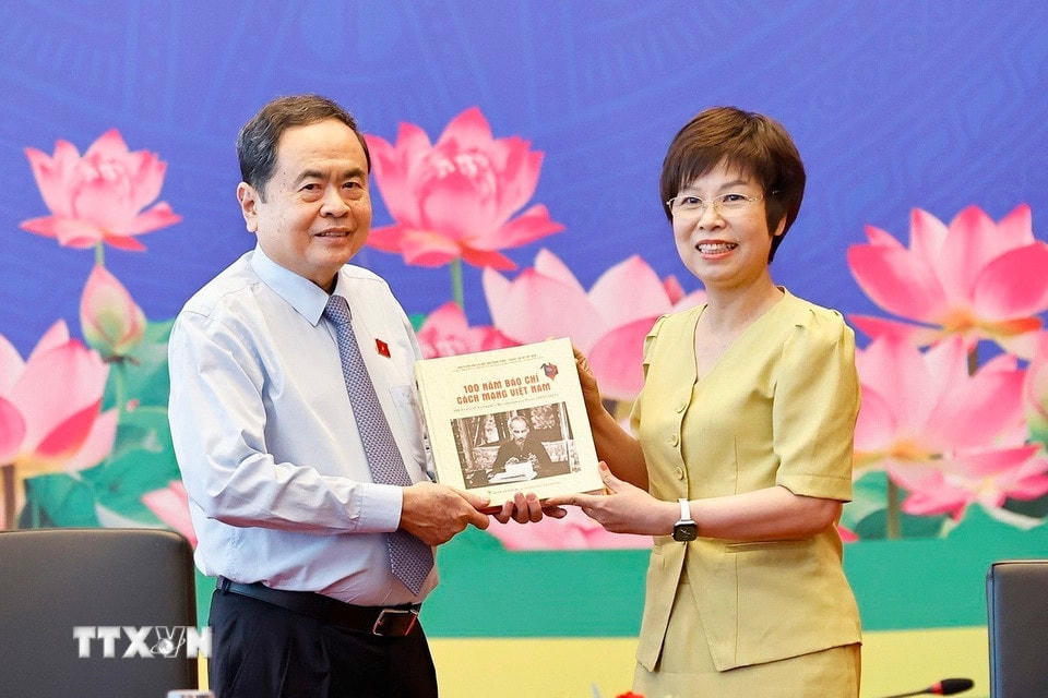 Tổng giám đốc Thông tấn xã Việt Nam Vũ Việt Trang trân trọng trao tặng Chủ tịch Quốc hội Trần Thanh Mẫn cuốn sách ảnh “100 năm Báo chí Cách mạng Việt Nam (1925-2025)” do Nhà xuất bản Thông tấn biên soạn, xuất bản. (Ảnh: Doãn Tấn/TTXVN)