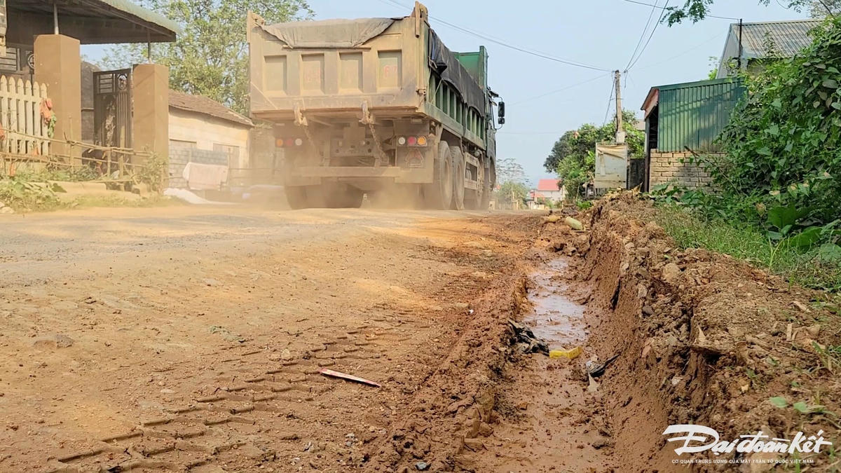 Đường tỉnh ĐT.523, đoạn qua xã Hà Tiến hiện đang xuống cấp nghiêm trọng. Ảnh: Đình Minh