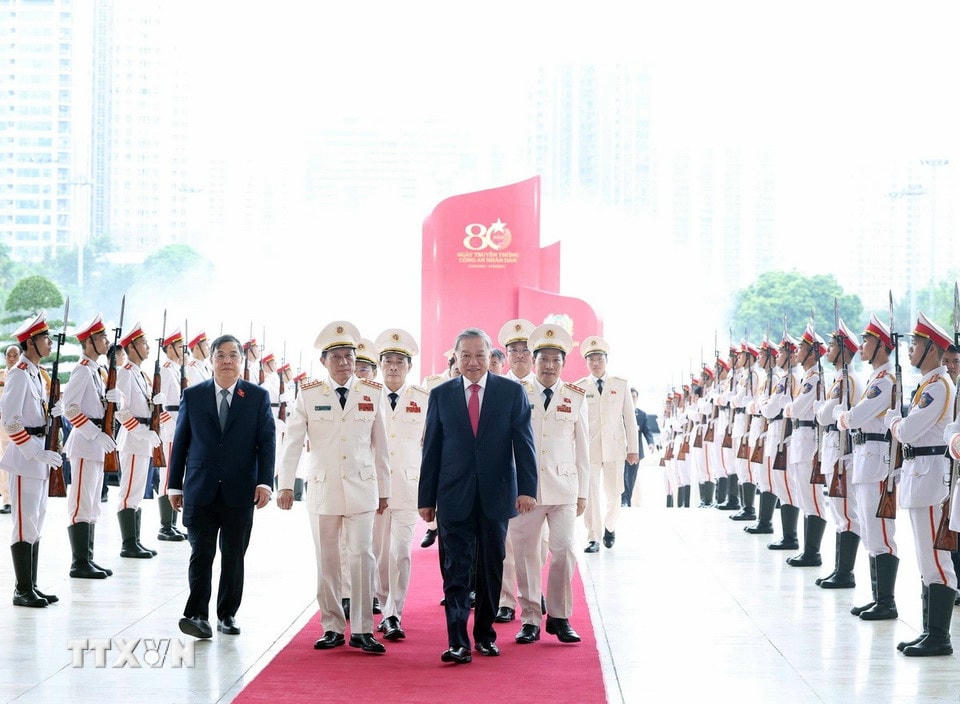 Tổng Bí thư Tô Lâm dự Lễ kỷ niệm 80 năm Ngày truyền thống Công an Nhân dân (19/8/1945- 19/8/2025), 20 năm Ngày hội toàn dân bảo vệ an ninh Tổ quốc (19/8/2005 -19/8/2025) và đón nhận Huân chương Sao vàng lần thứ 5. (Ảnh: Thống Nhất/TTXVN)