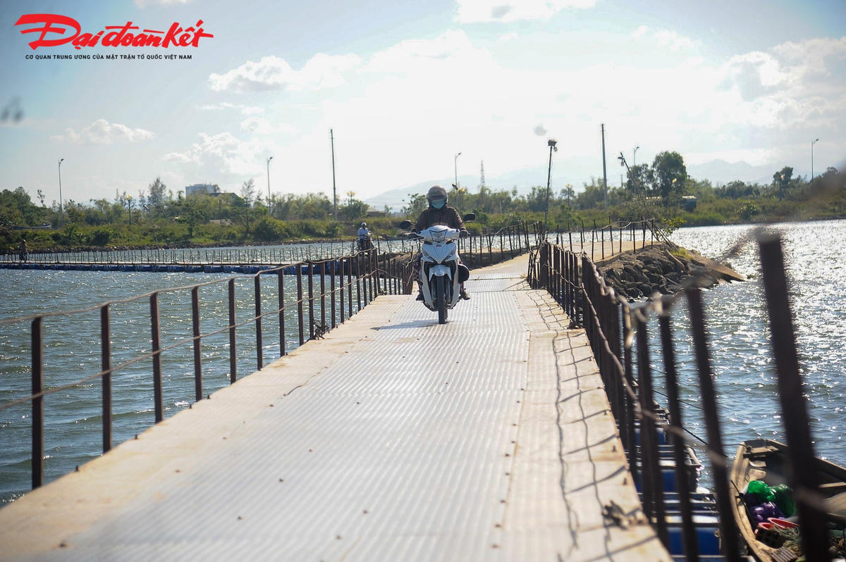 Cầu phao Triệu Độ trở thành hình ảnh gần gũi, thân thương với bao người dân vùng lân cận.