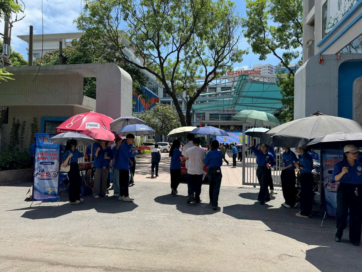 Lực lượng sinh viên tình nguyện hỗ trợ các thí sinh tại điểm thi Trường THCS Thành Công- Hà Nội