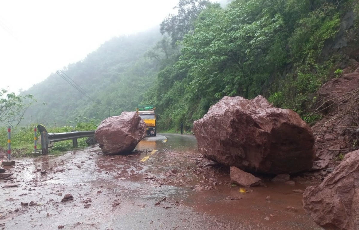 Mưa lớn gây sạt lở trên đường Hồ Chí Minh nhánh Tây (đoạn thuộc xã A Ngo, huyện Đakrông, Quảng Trị). Ảnh: DL.