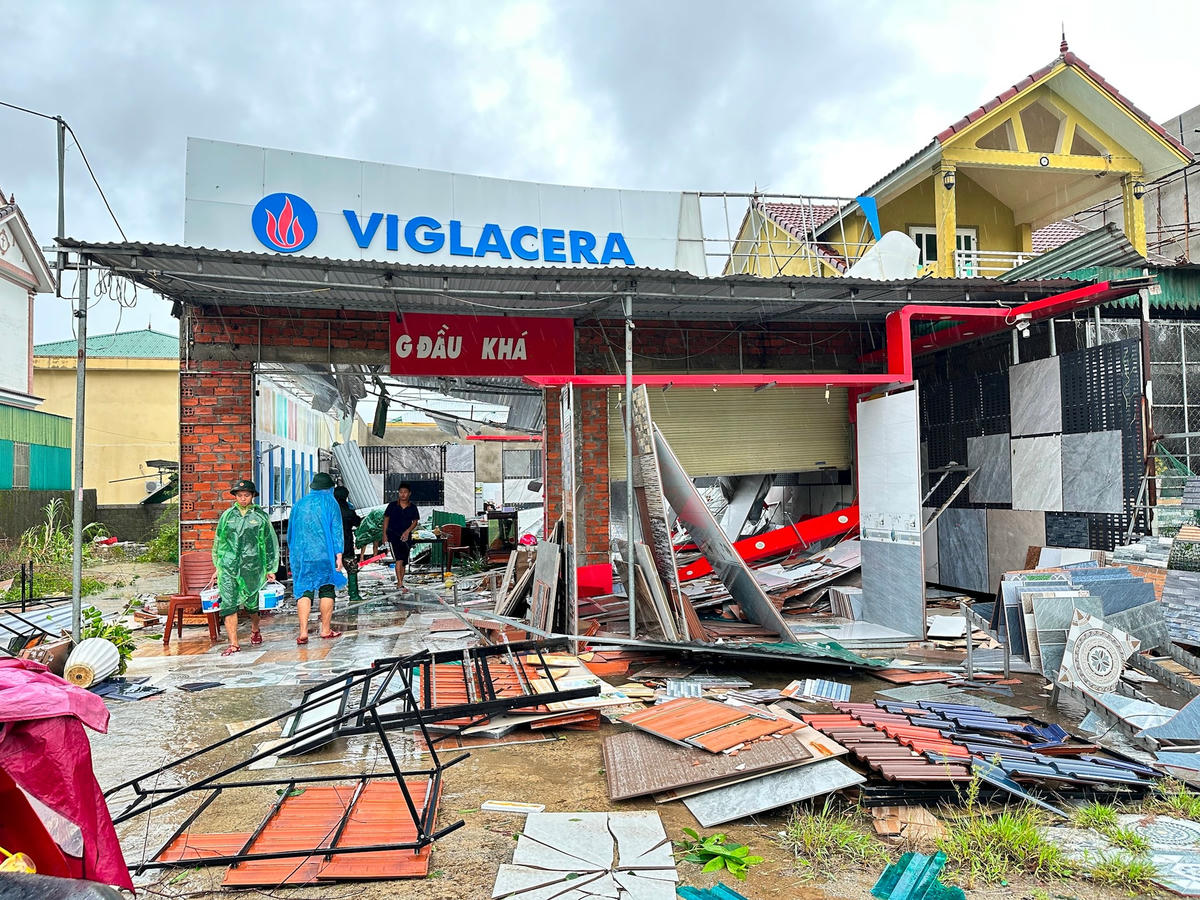 Sau một đêm bão đi qua, cửa hàng vật liệu xây dựng của gia đình anh Nguyễn Văn Đạo chỉ còn lại đống đổ nát. Ảnh: Cẩm Kỳ