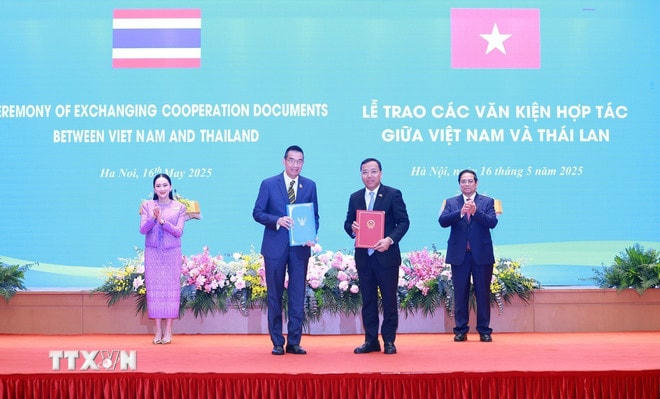 Thủ tướng Phạm Minh Chính và Thủ tướng Thái Lan Paetongtarn Shinawatra chứng kiến trao Bản ghi nhớ giữa Bộ Công Thương Việt Nam và Bộ Thương mại Vương quốc Thái Lan về hợp tác trong lĩnh vực kinh tế và thương mại. (Ảnh: Dương Giang/TTXVN) ttxvn-trao-van-kien-viet-nam-thai-lan-8.jpg