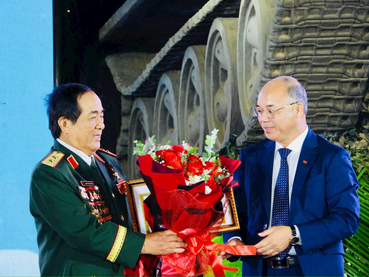 Ông Trương Công Thái, Phó Chủ tịch UBND tỉnh Đắk Lắk trao tặng Bằng khen của UBND tỉnh cho trung tướng Đoàn Sinh Hưởng đã đóng góp hiện vật quý để giáo dục lịch sử truyền thống cho thế hệ trẻ. Ảnh: Thanh Nga