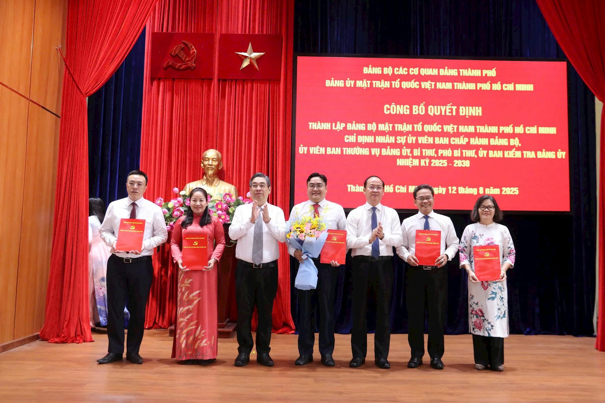 Ông Nguyễn Phước Lộc - Phó Bí thư Thành ủy, Chủ tịch Ủy Mặt trận Tổ quốc Việt Nam TPHCM, trao quyết định cho thành viên Ủy ban Kiểm tra Đảng ủy. Ảnh Q.Đ.