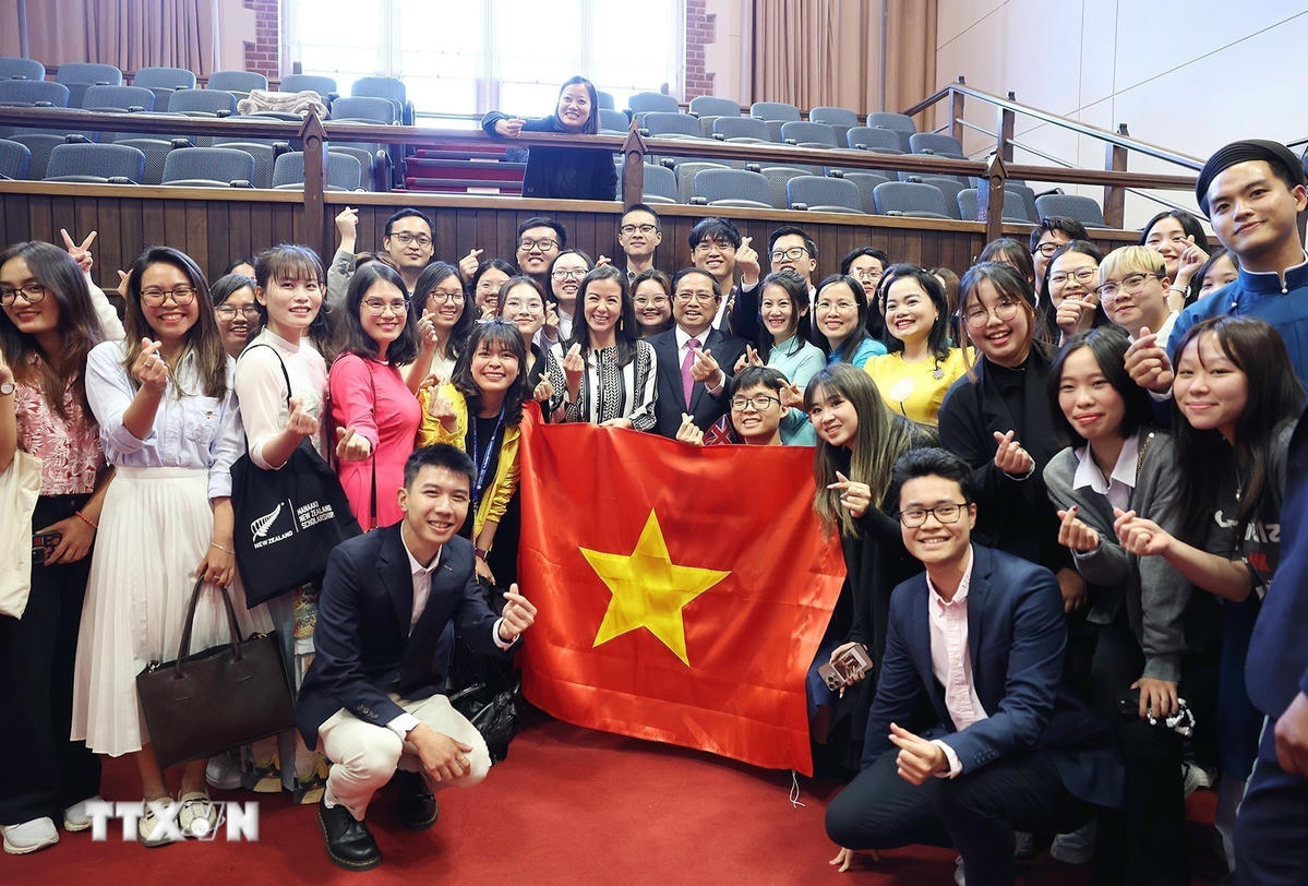 Thủ tướng Phạm Minh Chính với sinh viên Việt Nam đang học tại Đại học Victoria. (Ảnh: Dương Giang/TTXVN) ttxvn-phamminh-chinh-nz-2.jpg