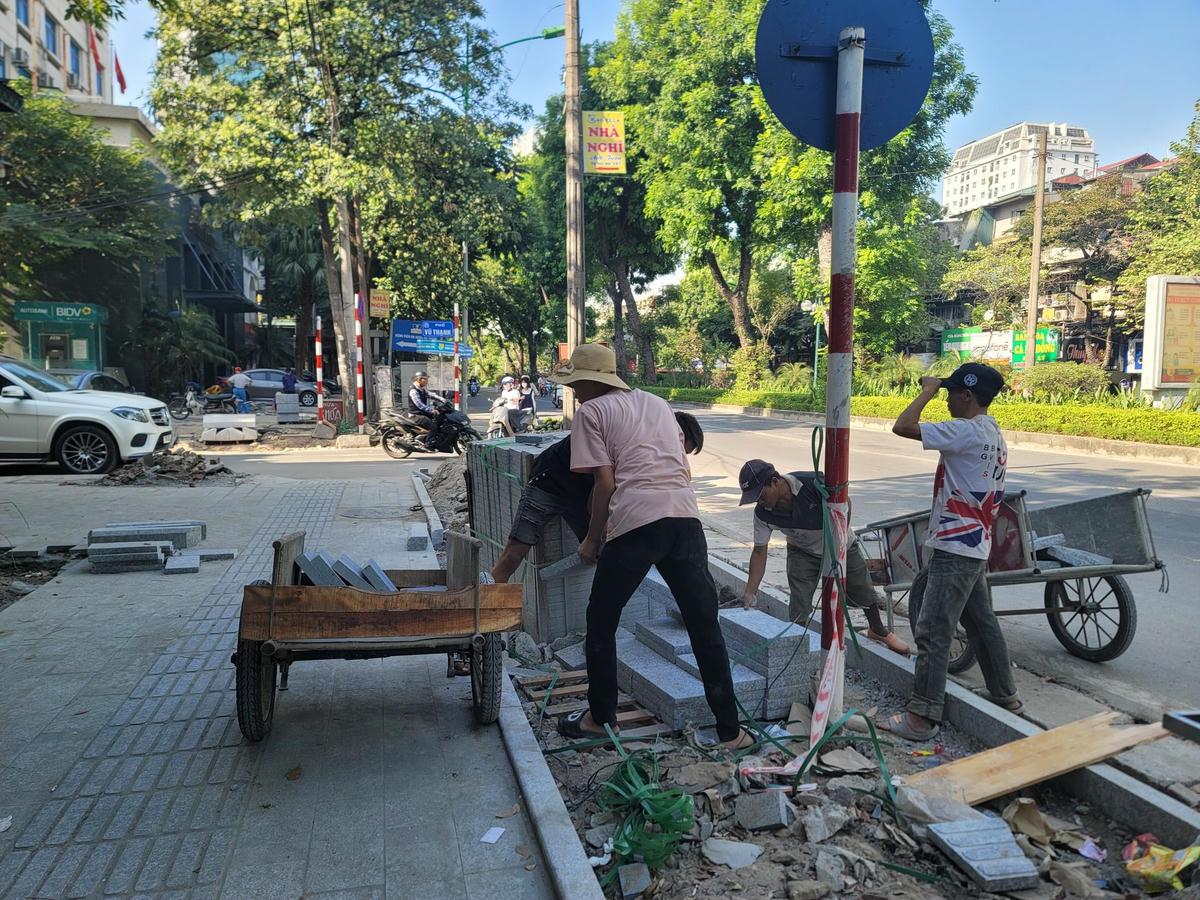 Tuy nhiên, công nhân không trang bị bảo hộ. Cũng không thấy giám sát.