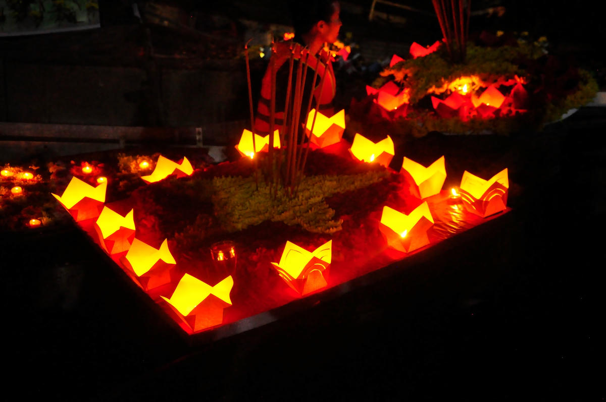 Ban tổ chức tiến hành thả hoa đăng tri ân trên sông Thạch Hãn.