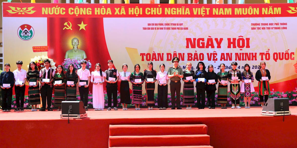 Thứ trưởng Bộ Công an trao tặng quà cho các em học sinh có hoàn cảnh khó khăn. Ảnh: HL.