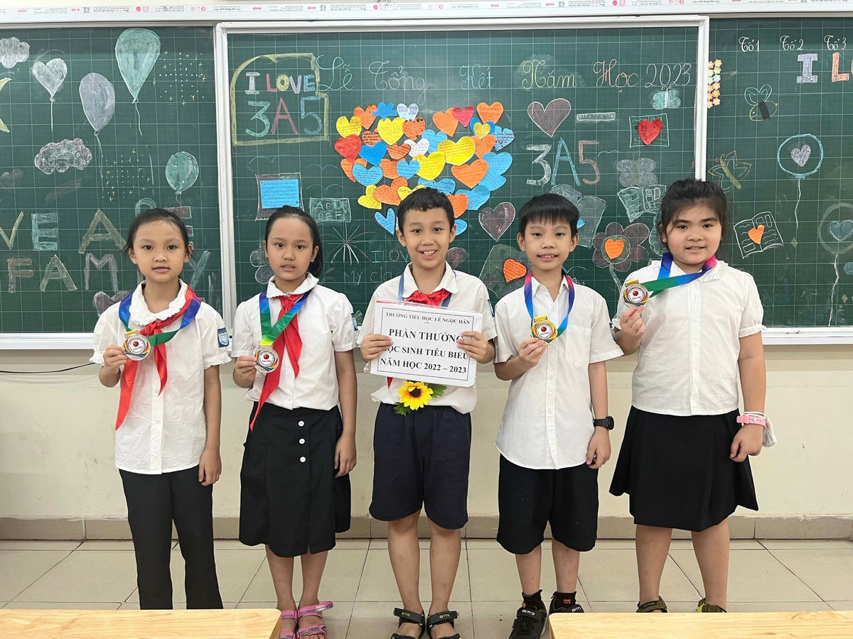 Hoàng Duy 3 năm liên tiếp đạt danh hiệu Học sinh xuất sắc.